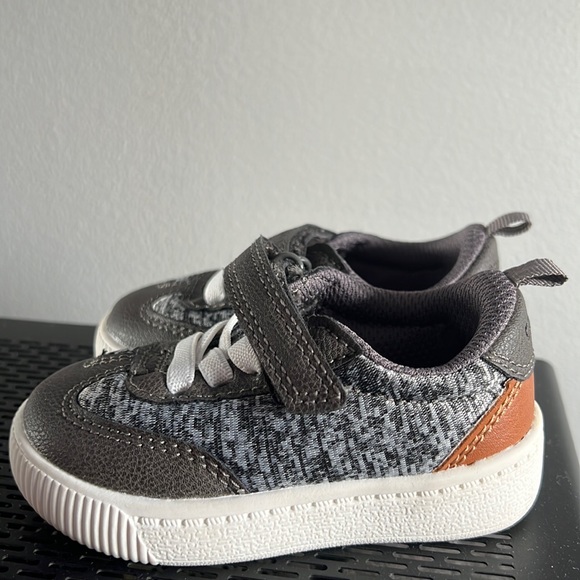 Carters sneakers size 4 - Picture 1 of 4